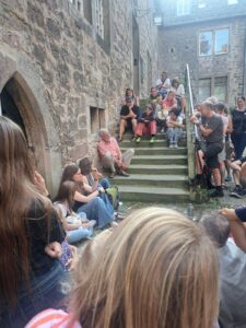 Menschen auf einer Treppe